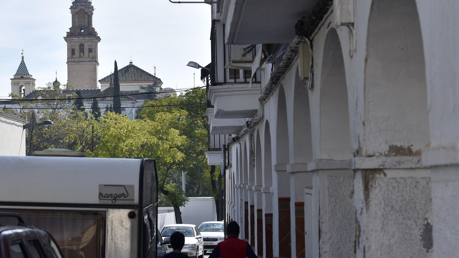 Una perspectiva de los Sagrados Corazones, desde las calles de la barriada.