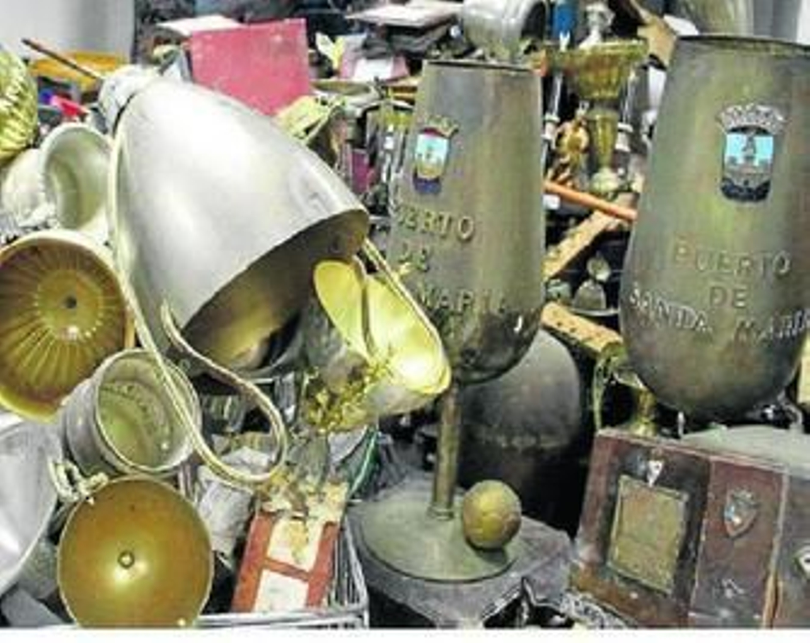 Imagen del estado de muchos trofeos en las dependencias del club.