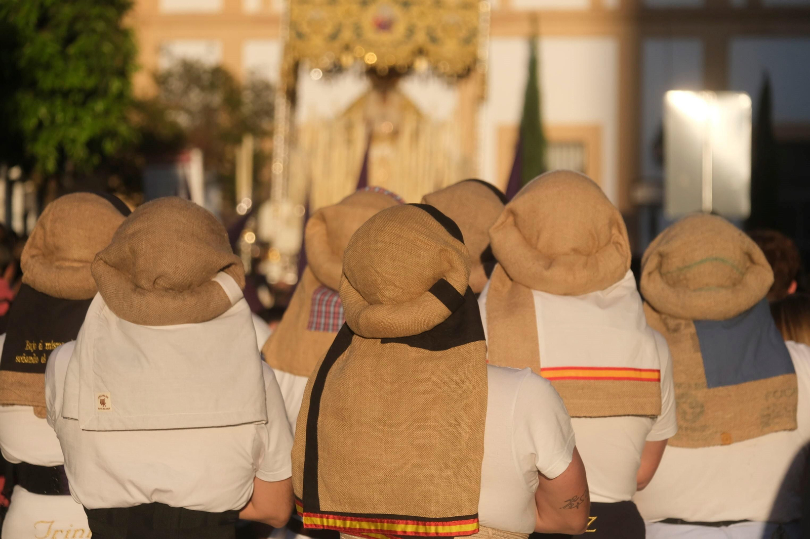 Martes Santo en Córdoba: la procesión de la Santa Faz, en imágenes