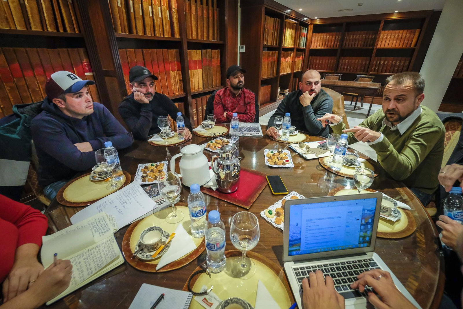 Los participantes durante el encuentro en la hemeroteca de Diario de Cádiz
