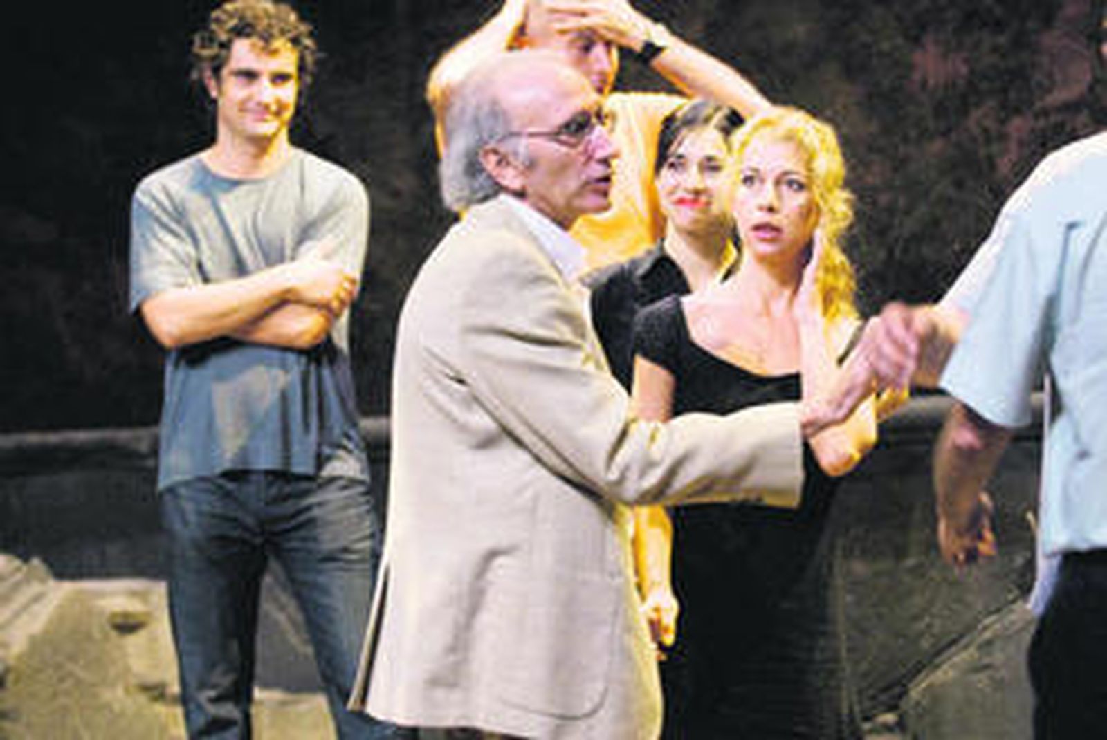 Alonso de Santos, durante un ensayo con los actores de la obra representada en el Lope de Vega.