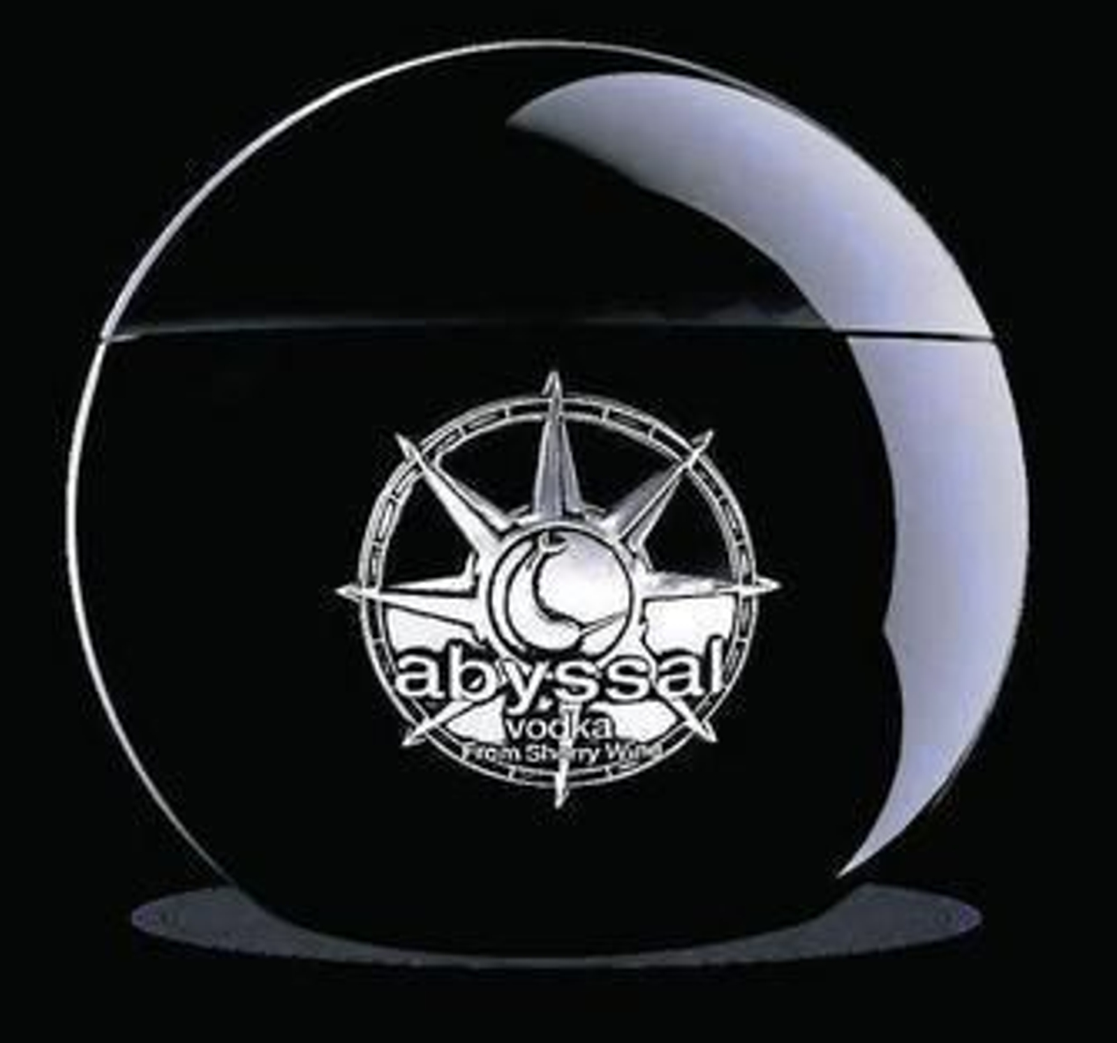 El vodka Abyssal se presenta en una esfera de vidrio a modo de una perla negra.