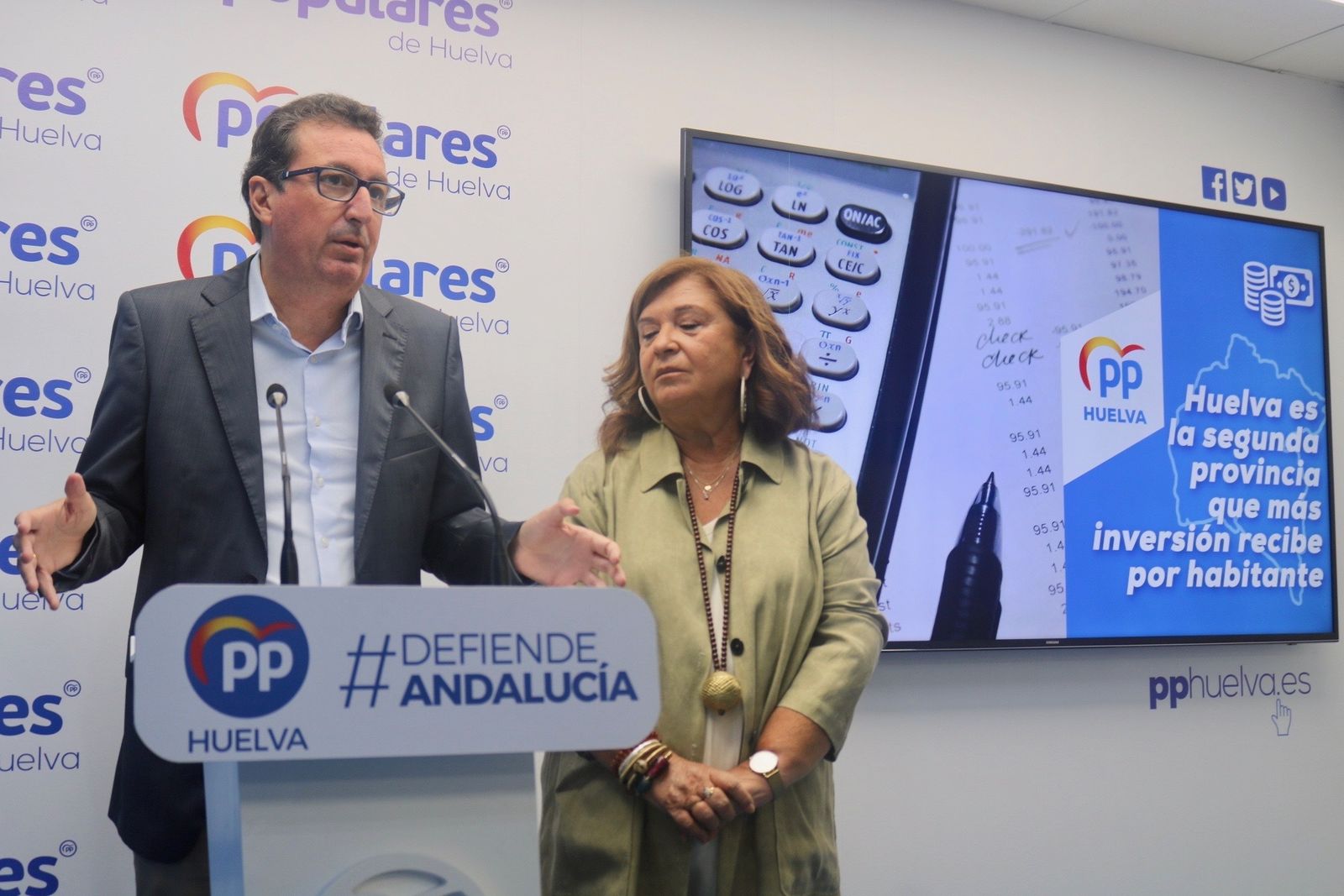 Los parlamentarios Manuel Andrés González y Carmen Céspedes, en la comparecencia de ayer.