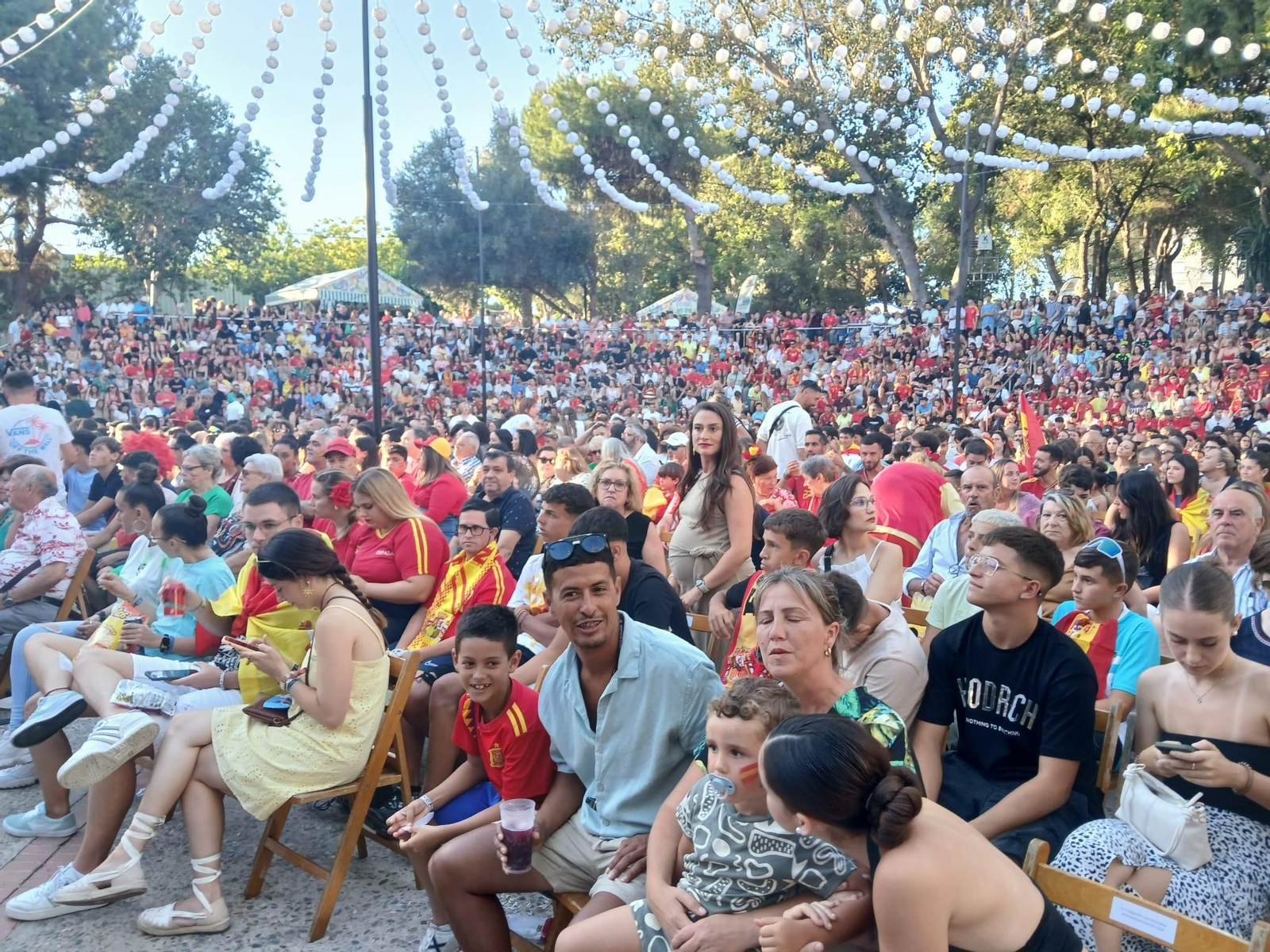 Así se ha vivido el triunfo de España desde la Feria de San Fernando: búscate en las imágenes