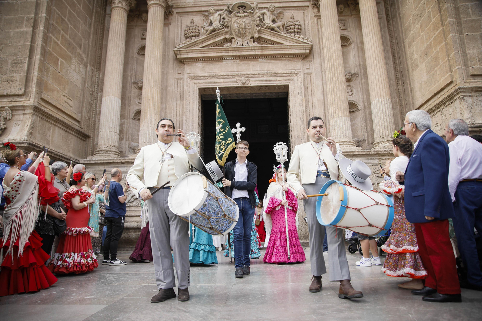 Imágenes de la salida  del Rocío desde la Catedral de Almería