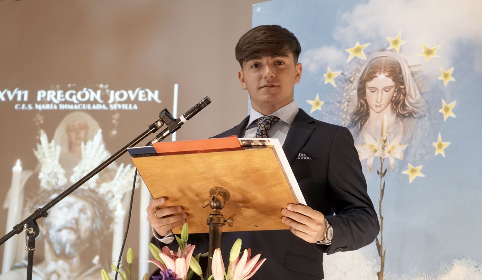 Rafa Miffut Moreno, durante el pregón de Semana Santa en el colegio María Inmaculada.
