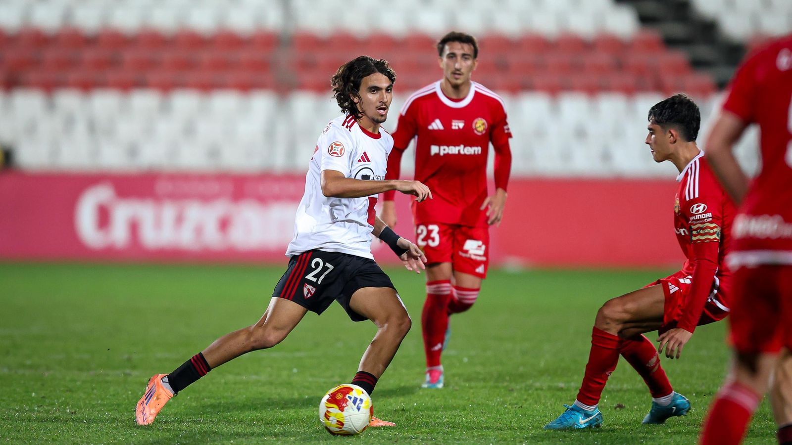 Nico Guillén,  autor del 1-0 sobre el Marbella en la anterior jornada,  busca a un compañero.