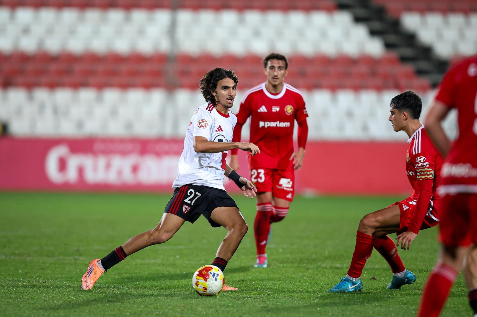 Nico Guillén,  autor del 1-0 sobre el Marbella en la anterior jornada,  busca a un compañero.