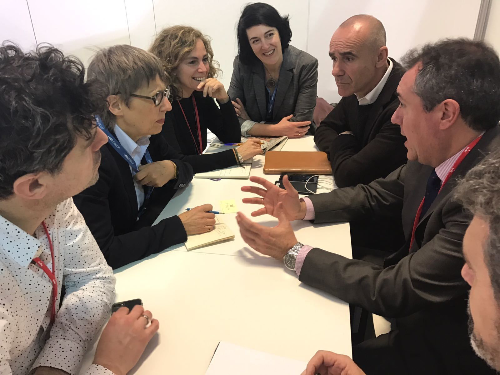 Juan Espadas y Antonio Muñoz, a la derecha, durante el encuentro.
