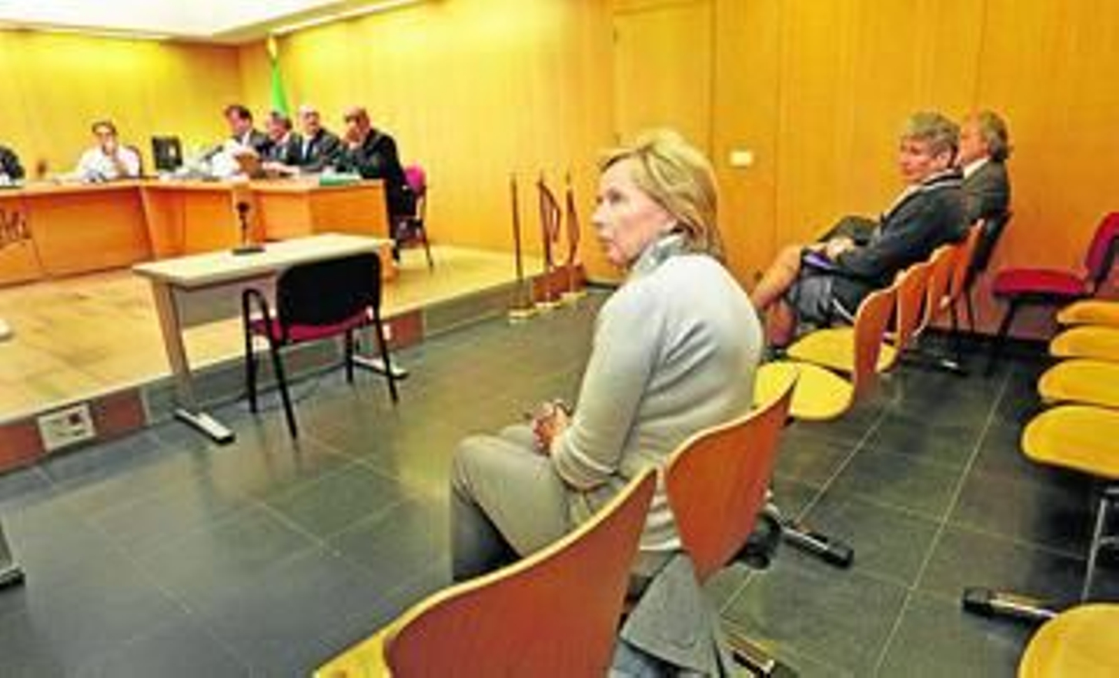 La viuda de la duquesa, Liliana Dahlman, en primer término. Al fondo, los hijos de Luisa Isabel Álvarez de Toledo, en una de las vistas del juicio.