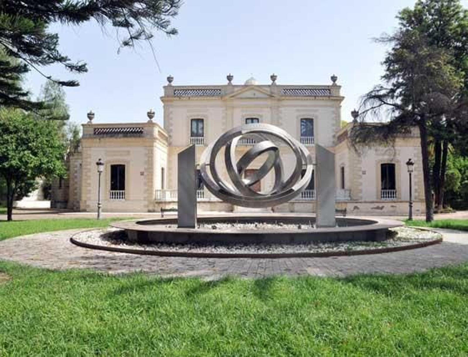 La fuente central, entre unos jardines en los que crece la maleza, hace ya tiempo que dejó de echar agua.

Foto: Manuel Aranda