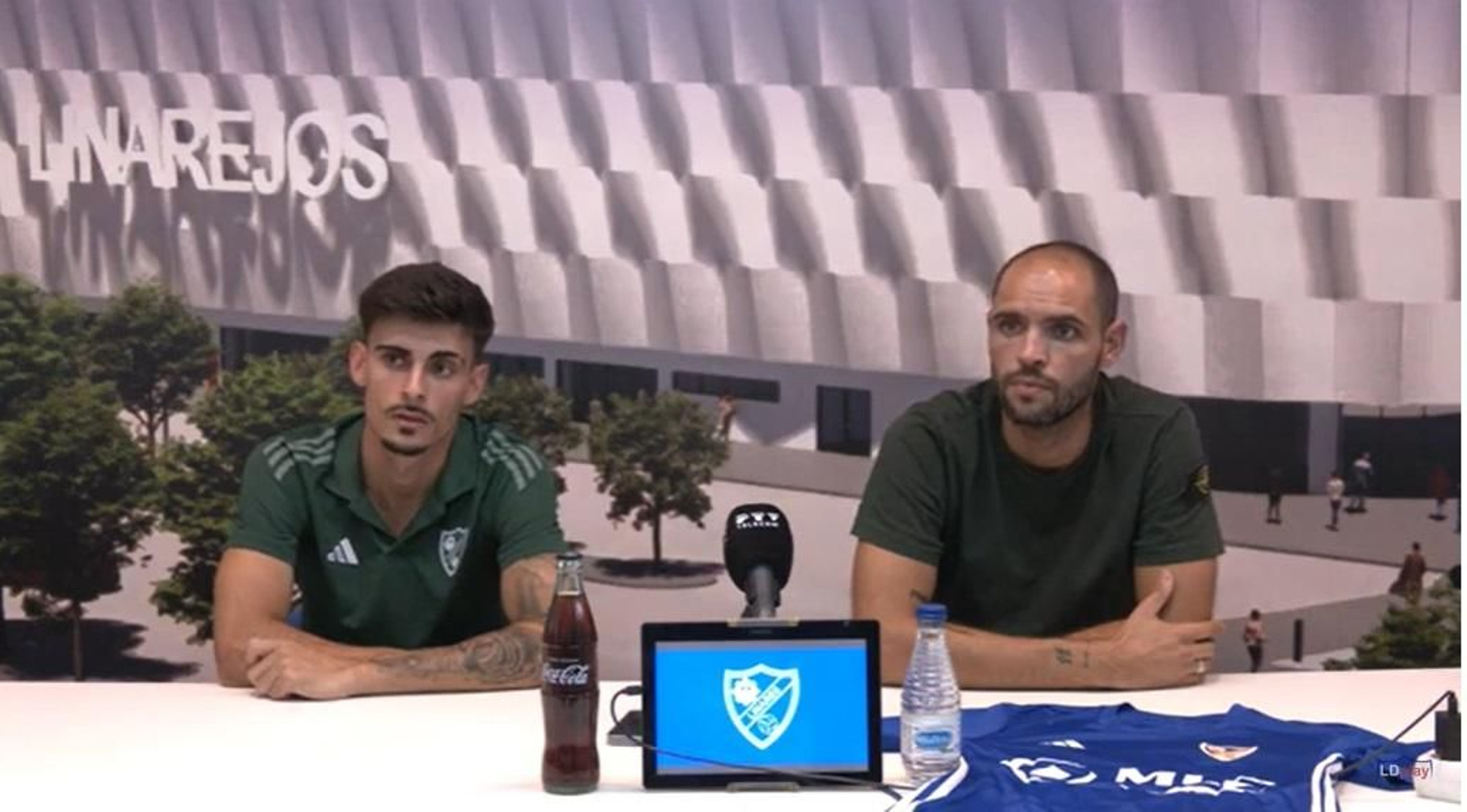 Raúl Rojas, junto al director deportivo Cristian Sanz, en su presentación.