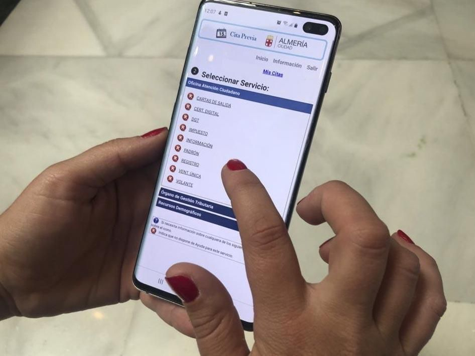 Una usuaria reserva cita en las oficinas municipales desde su móvil
