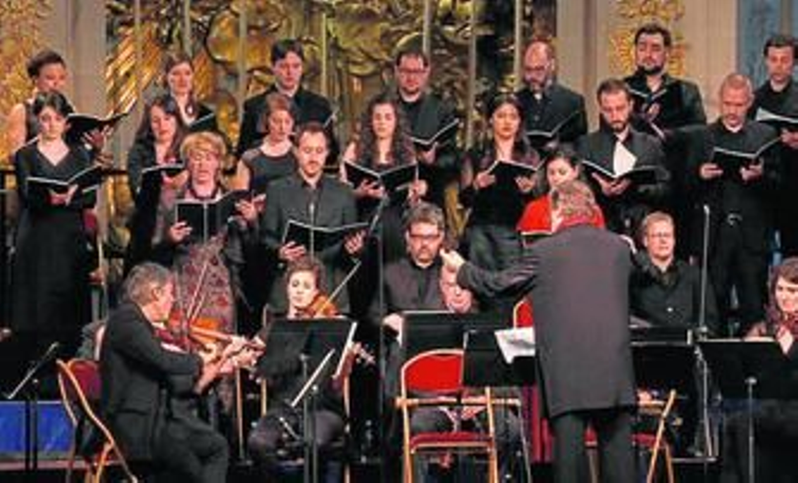 El violagambista y director Jordi Savall, de espaldas, con la Capella Reial de Catalunya durante la grabación de este 'Magnificat'.