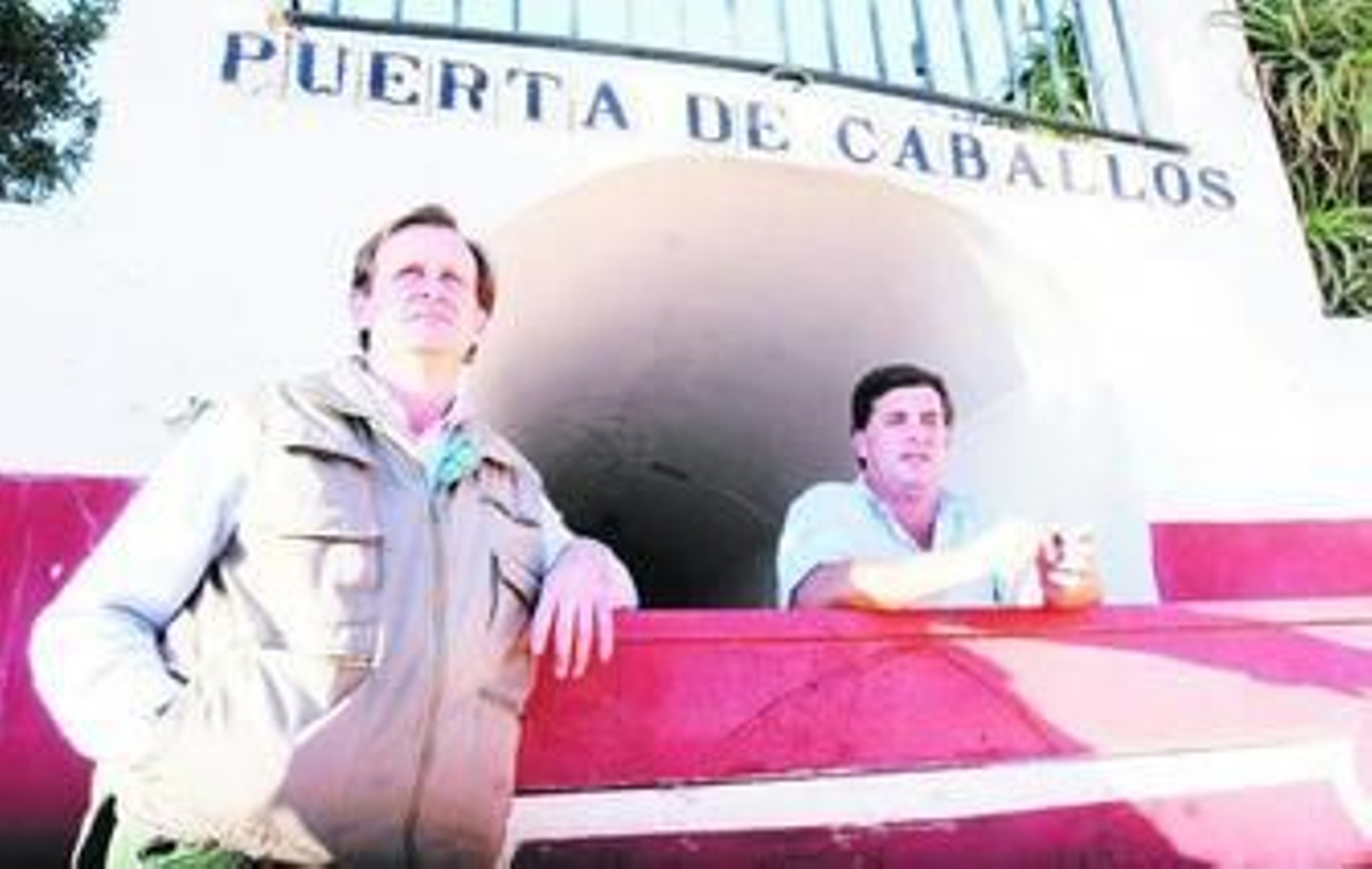 Luis y Antonio Domecq, delante de un burladero, en los Alburejos.