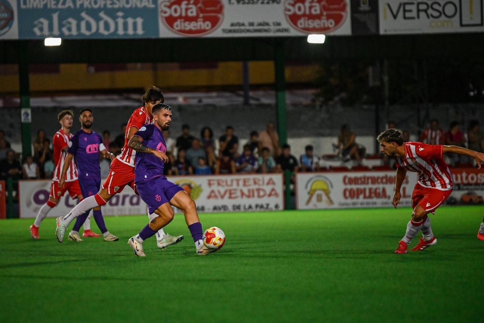 Hugo Martín y Miguel Romera presionan a un rival durante un encuentro de pretemporada frente al Real Jaén.