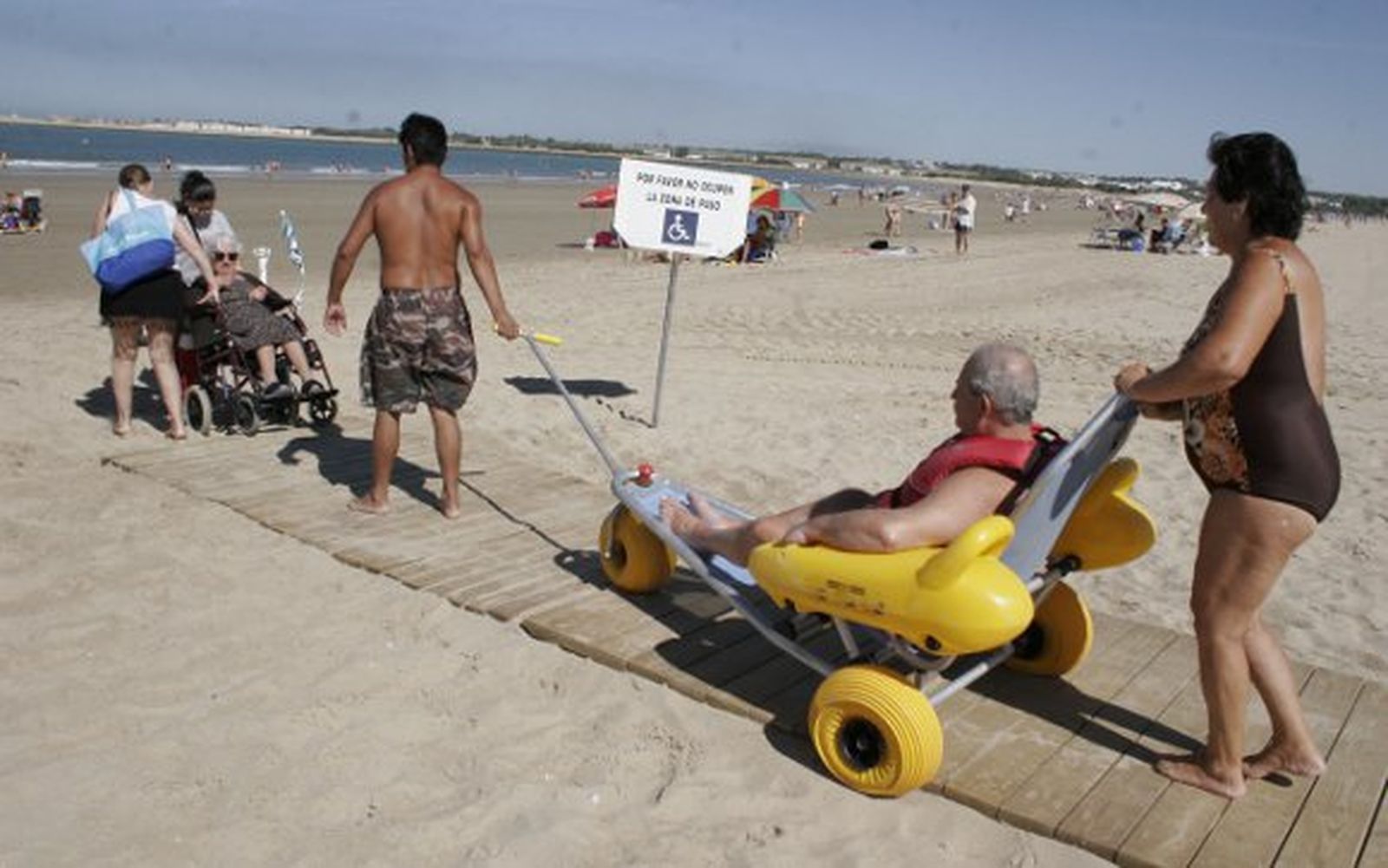 Cádiz impulsará playas "cinco estrellas" para discapacitados