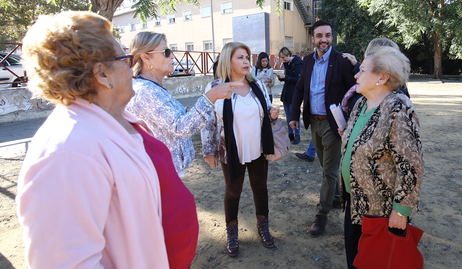 La alcaldesa, visitando la barriada Eduardo Delage.