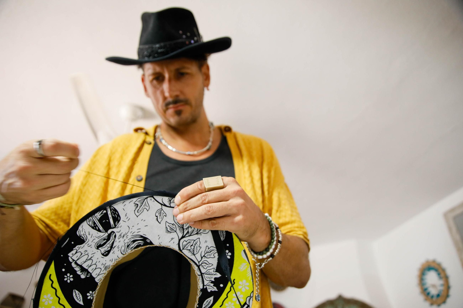 Imágenes del proceso creativo en sombreros de Alejandro Mateo