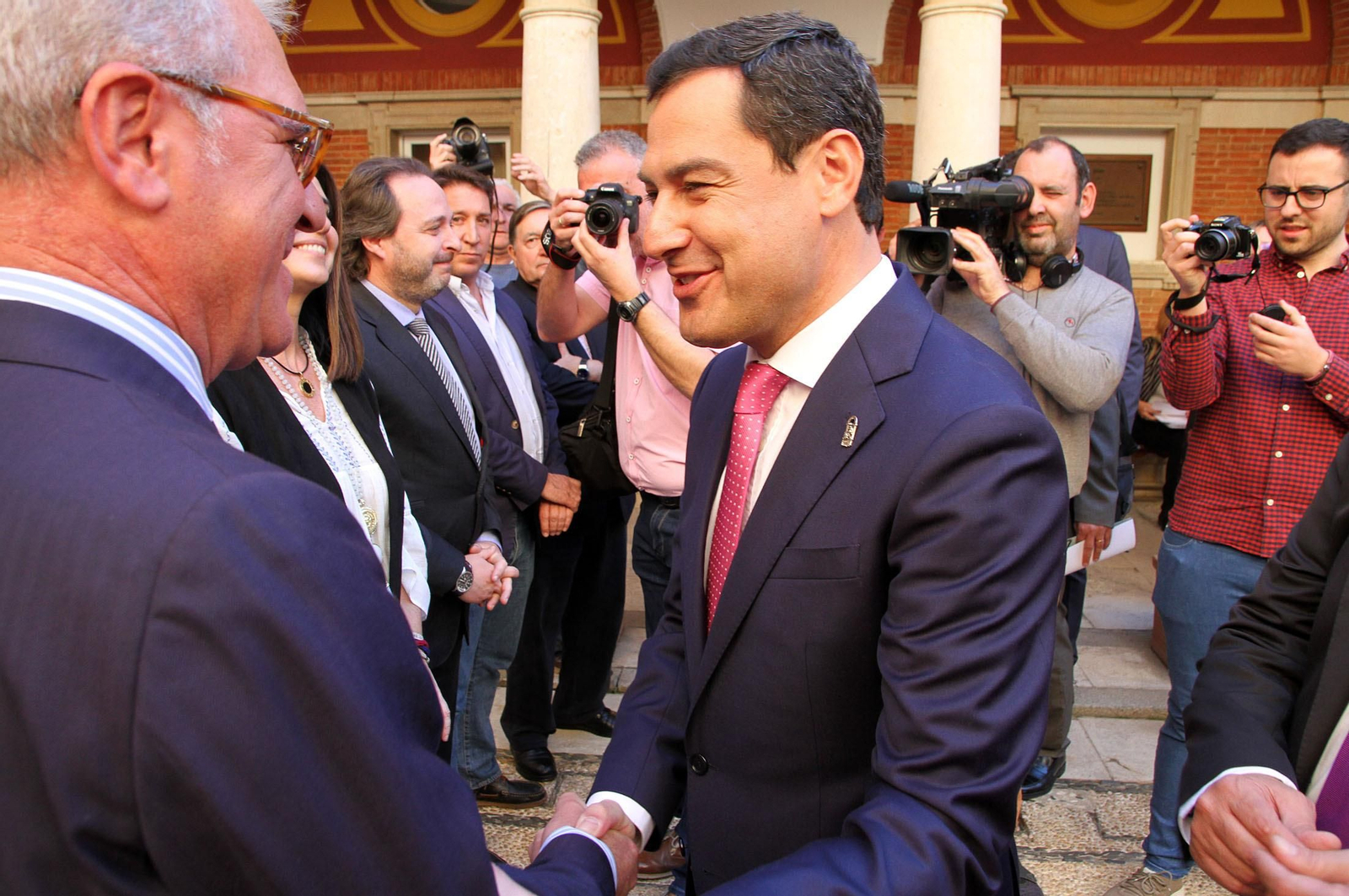 Juanma Moreno se reúne con Gabriel Cruz en el Ayuntamiento, en imágenes