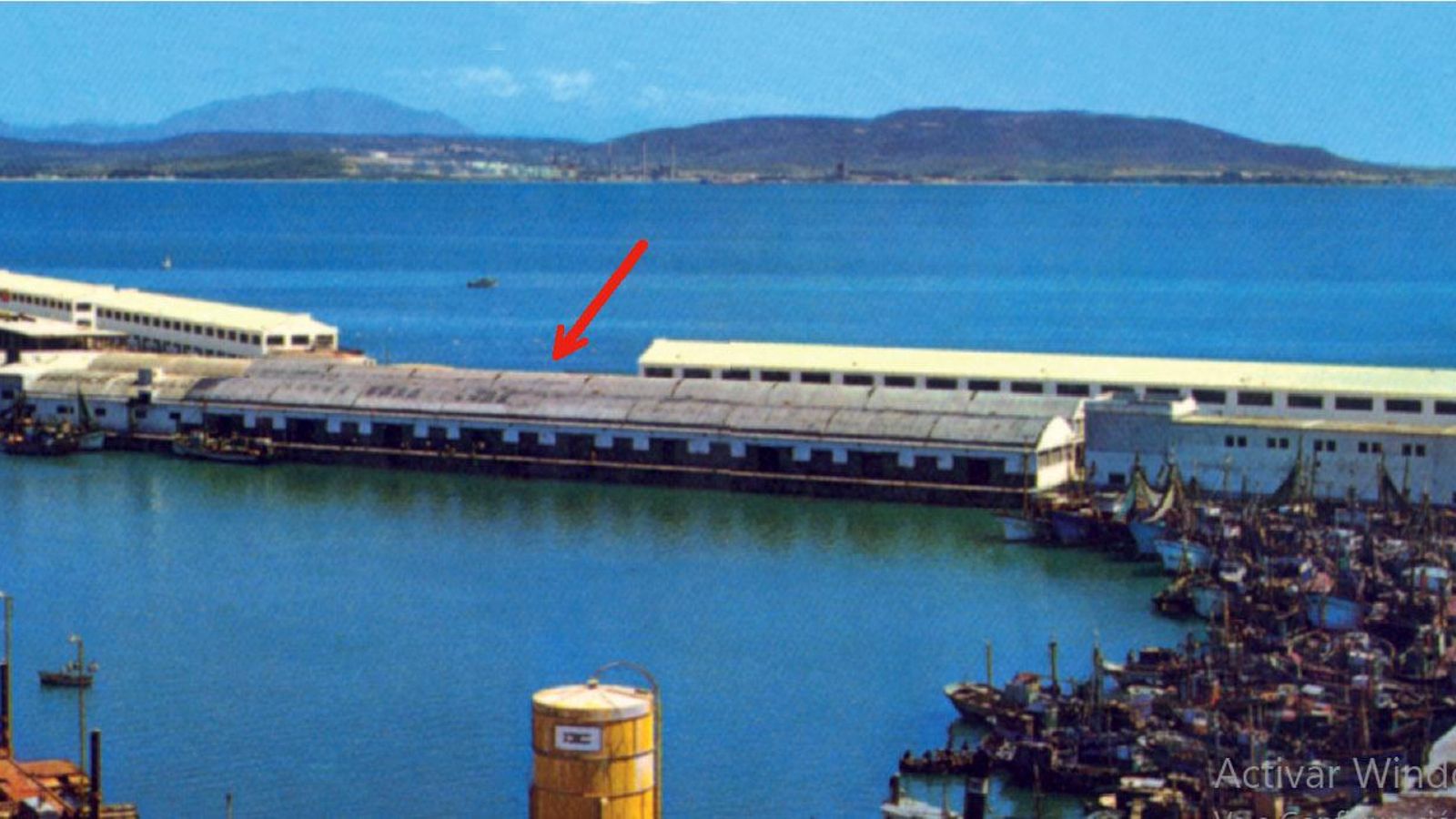 En el centro de la imagen, señalada con una flecha, la conocida como lonja antigua, construida entre 1959 y 1964, ya fuera de uso. En el centro de la imagen, señalada con una flecha, la conocida como lonja antigua, construida entre 1959 y 1964, ya fuera de uso.