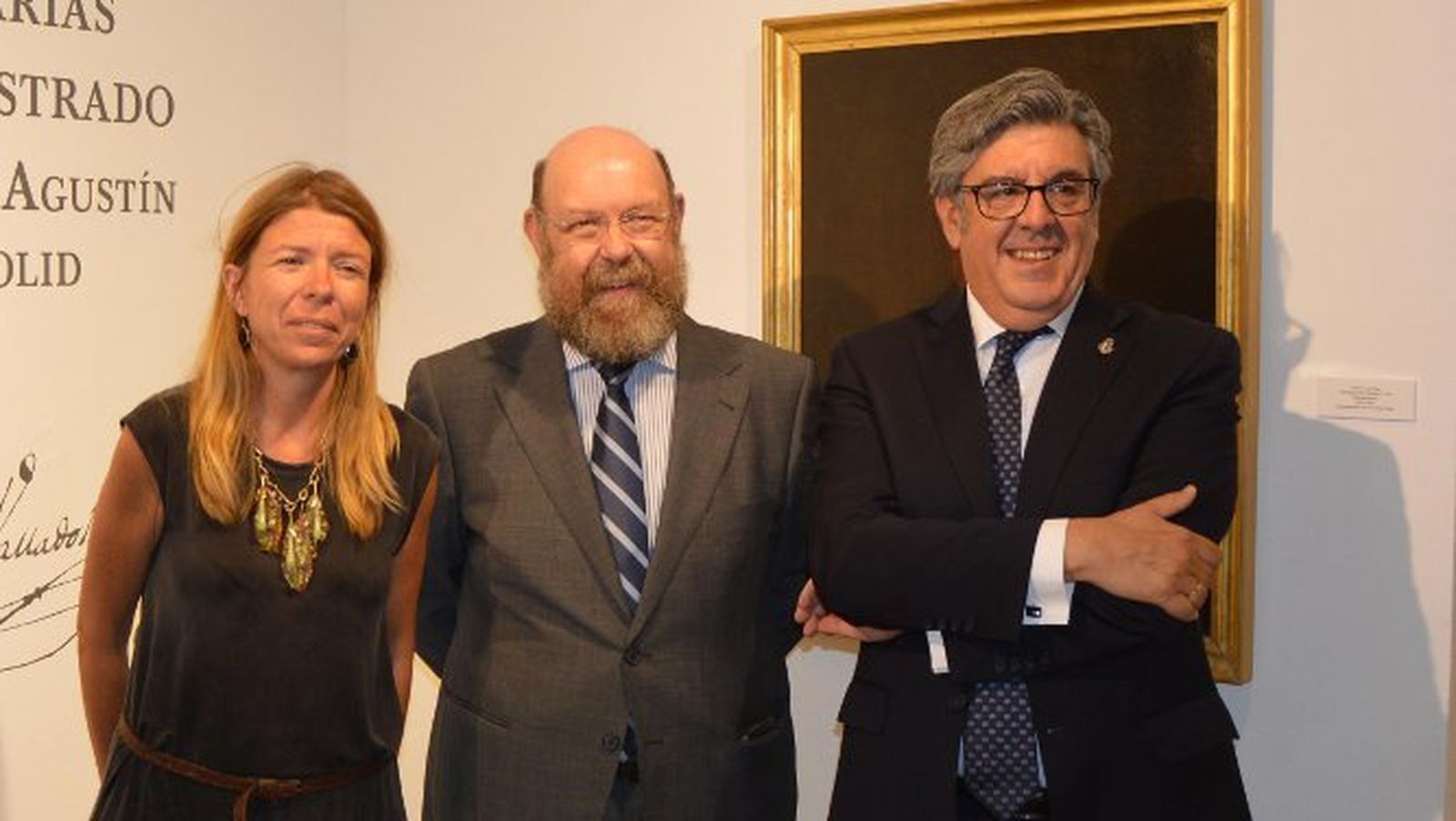 El hermano mayor de la Santa Caridad, Juan Antonio García Aragón, con María del Mar Díez y el anterior hermano mayor, José Adolfo Baturone.