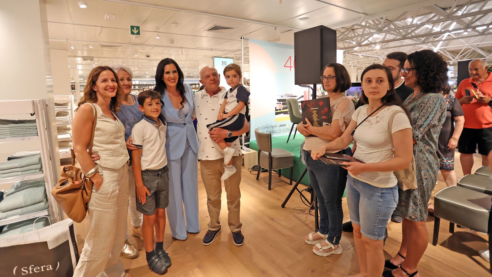 Diana Navarro, en El Corte Inglés de Jerez por el 40 aniversario