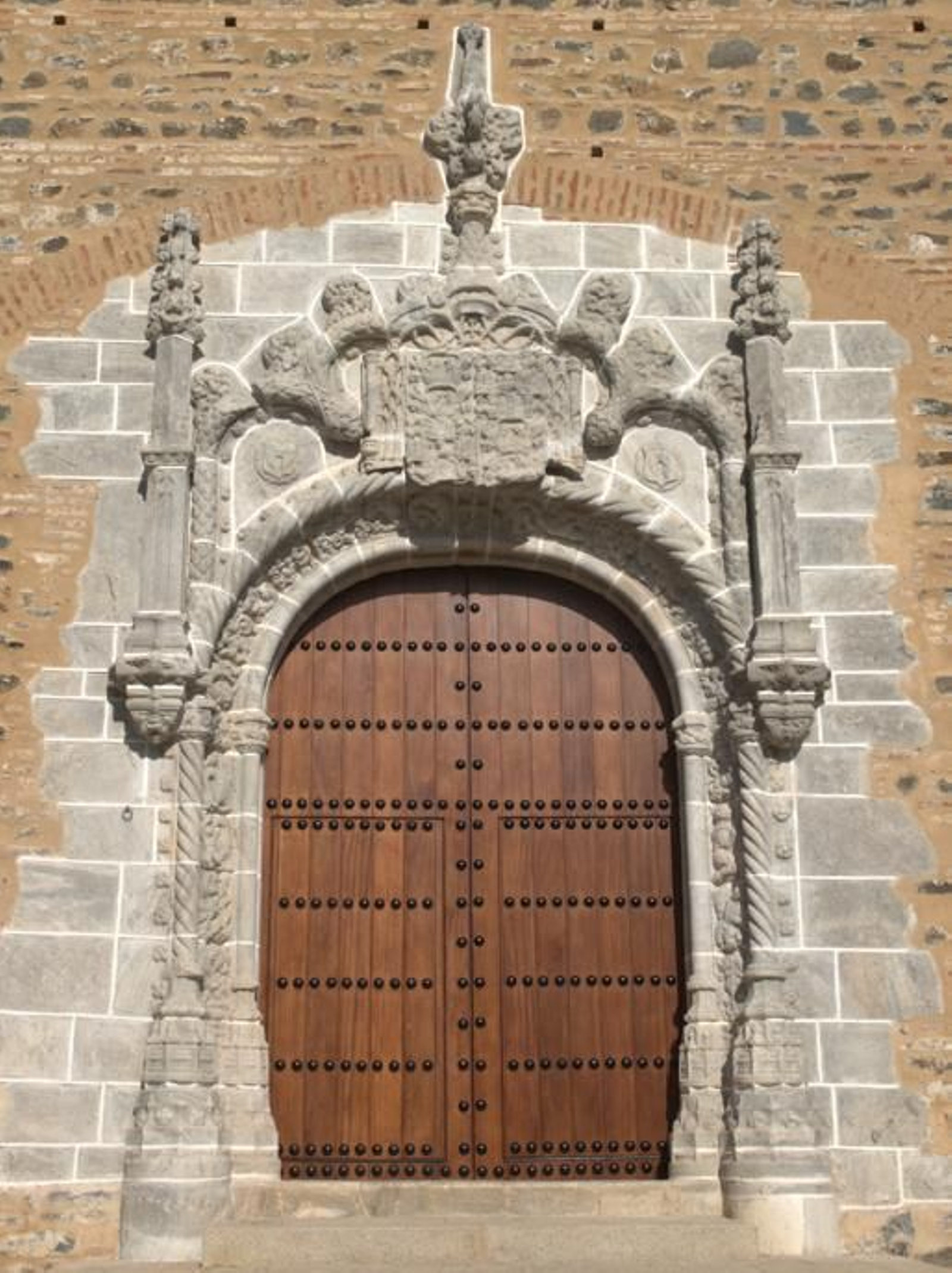 Puerta de poniente de la iglesia parroquial de San martín, en Almonaster la Real.