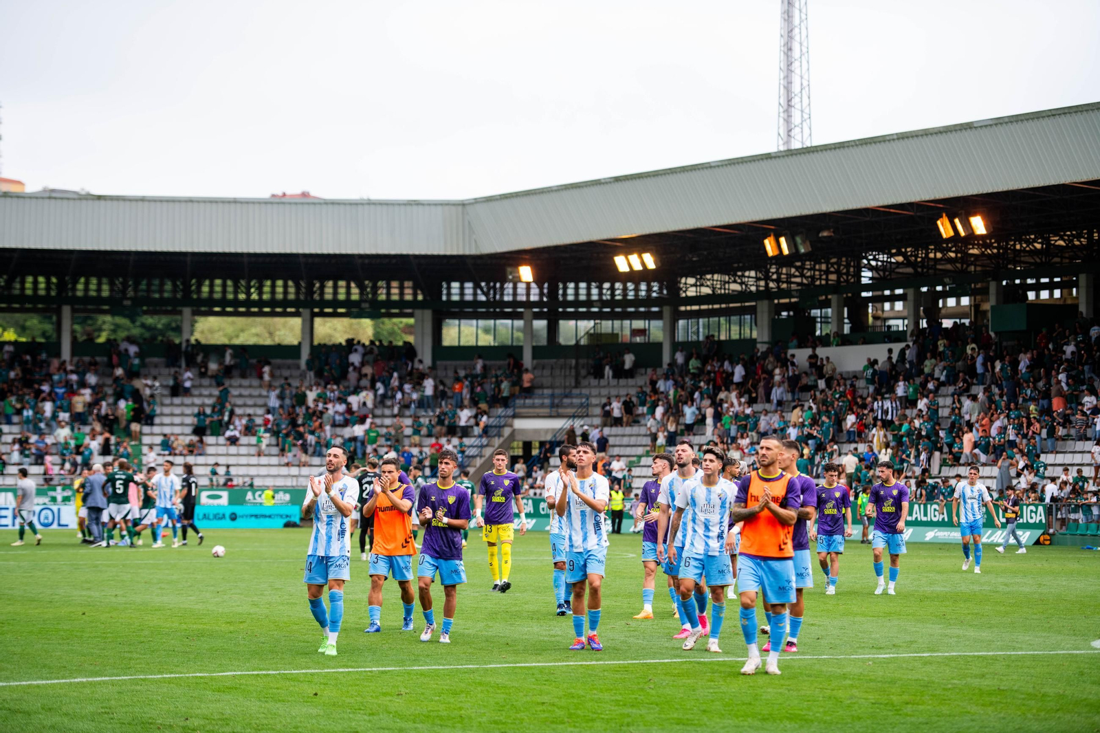 El Málaga aplaude a su afición.