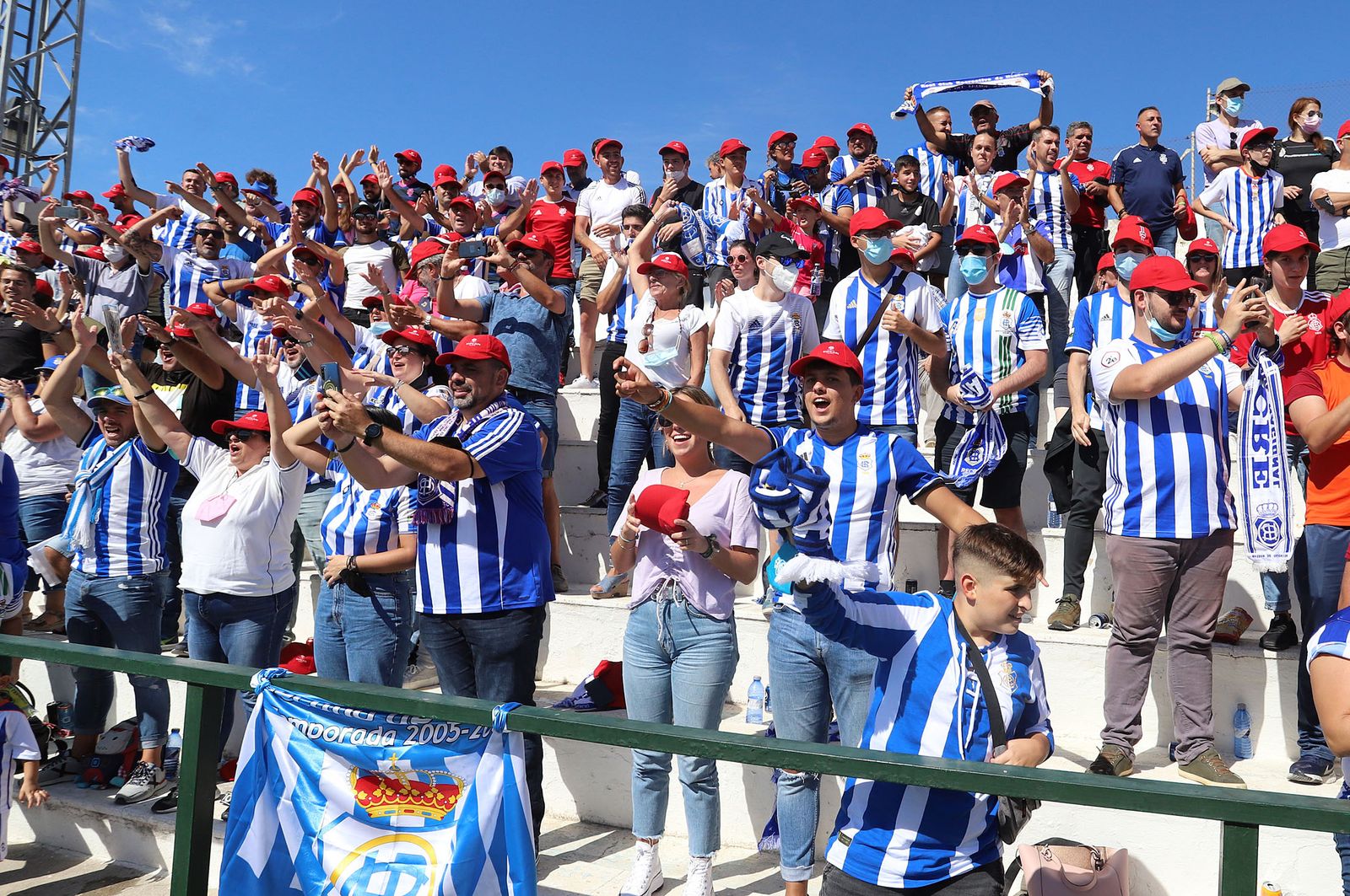Imágenes de la afición más fiel del Recre en su visita al campo del Antoniano