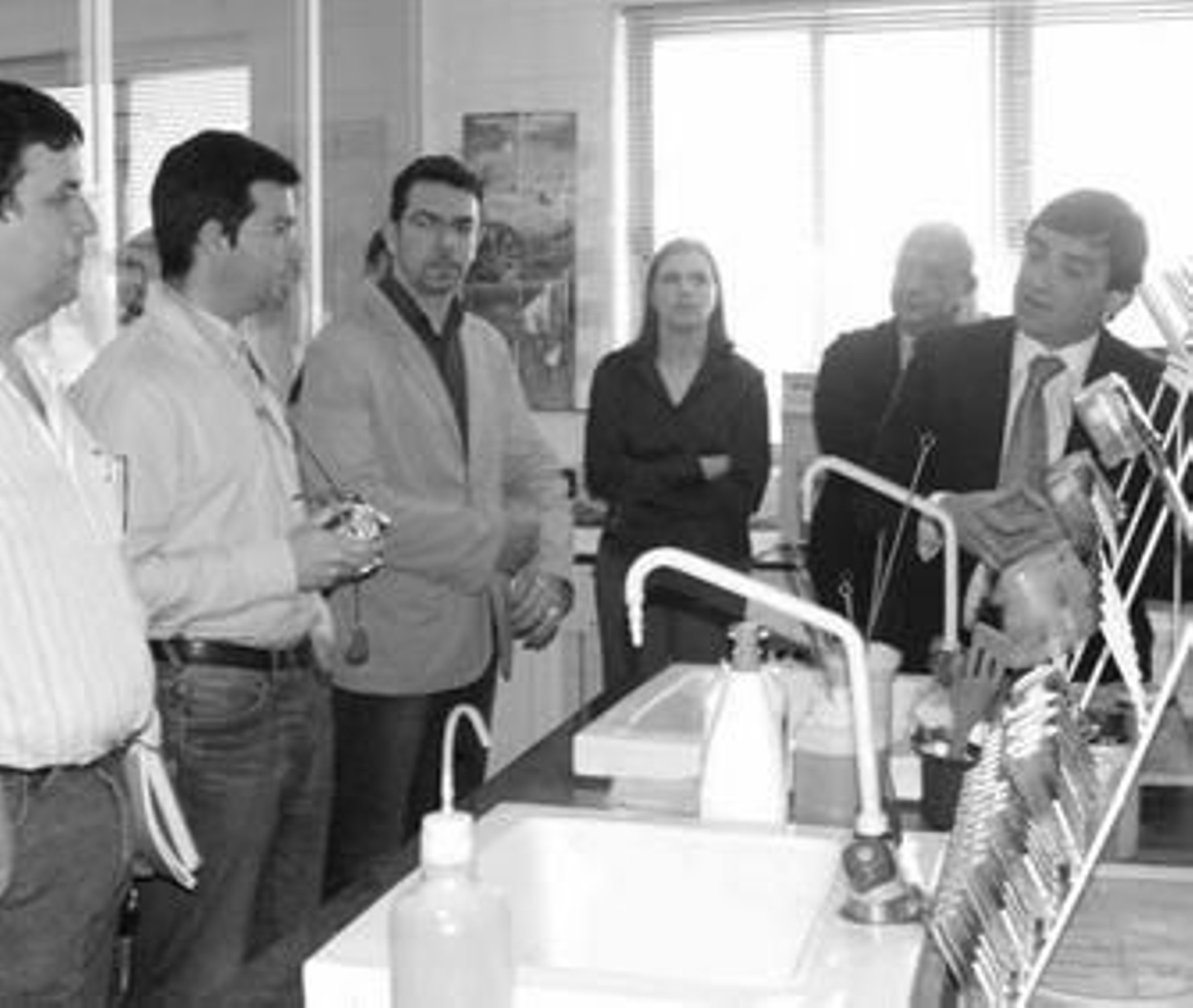 Santiago Ortiz muestra las instalaciones de laboratorio de la planta de Nerva.