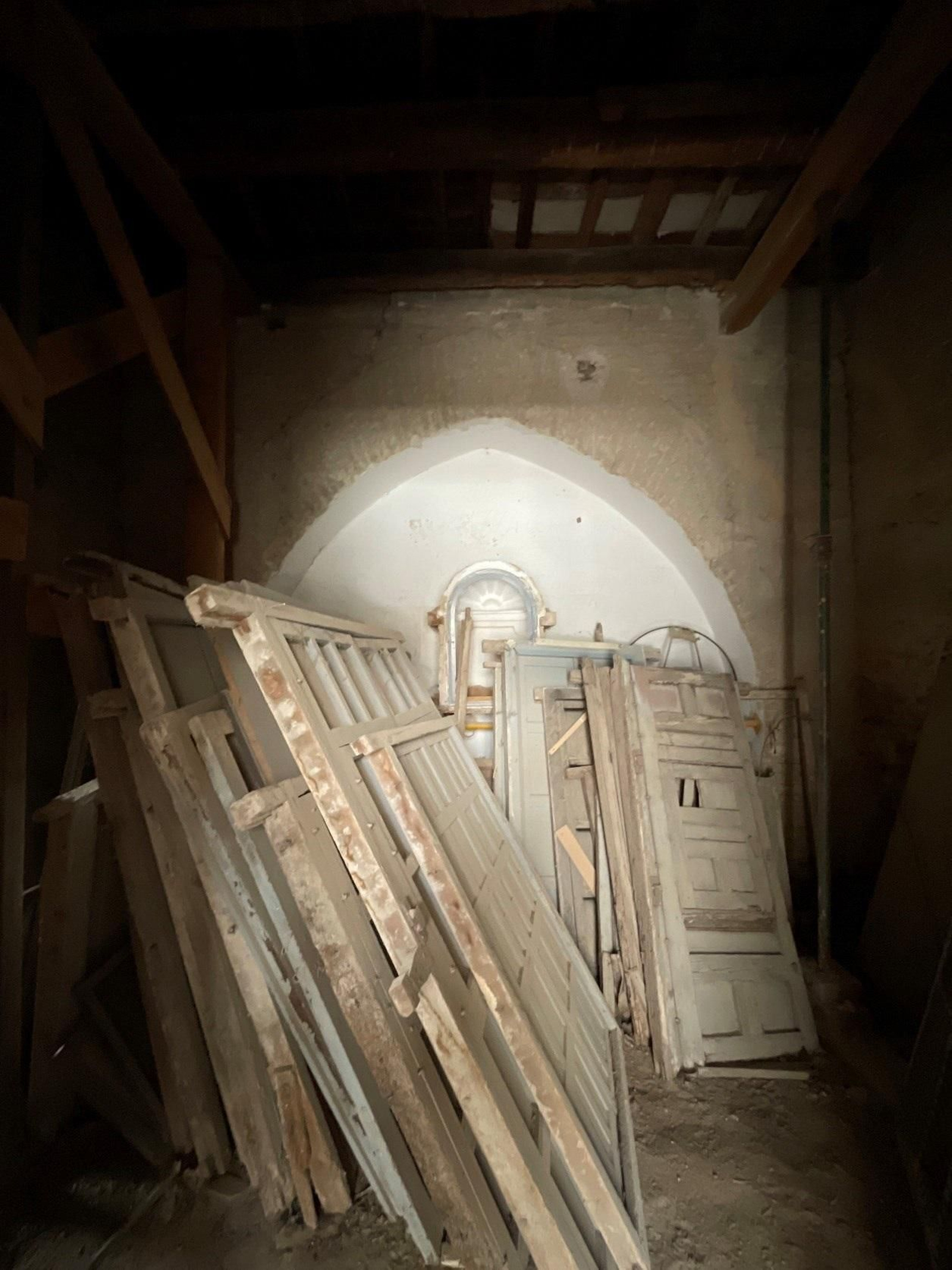 Sala del arco gótico contigua a puerta Reglar. Vista de arco apuntado cegado que daría continuidad a la sala de época del palacio de Don Fadrique.