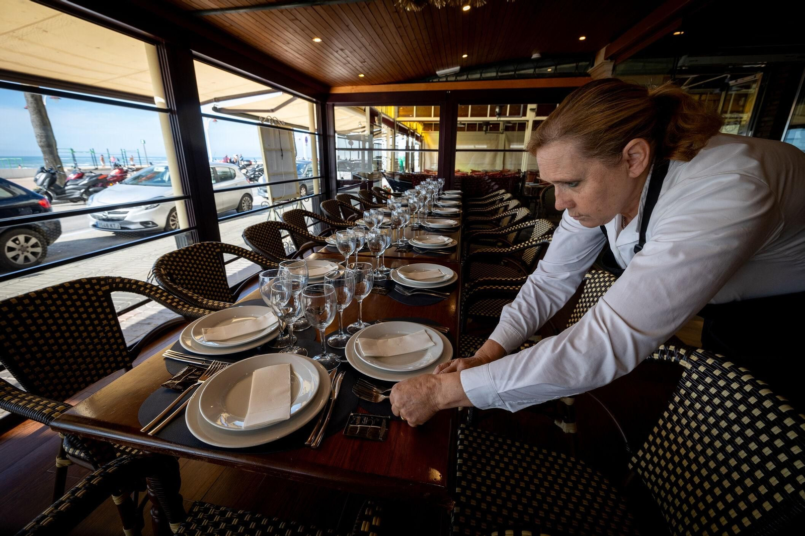 Preparación de una mesa en el restaurante Arte Serrano.