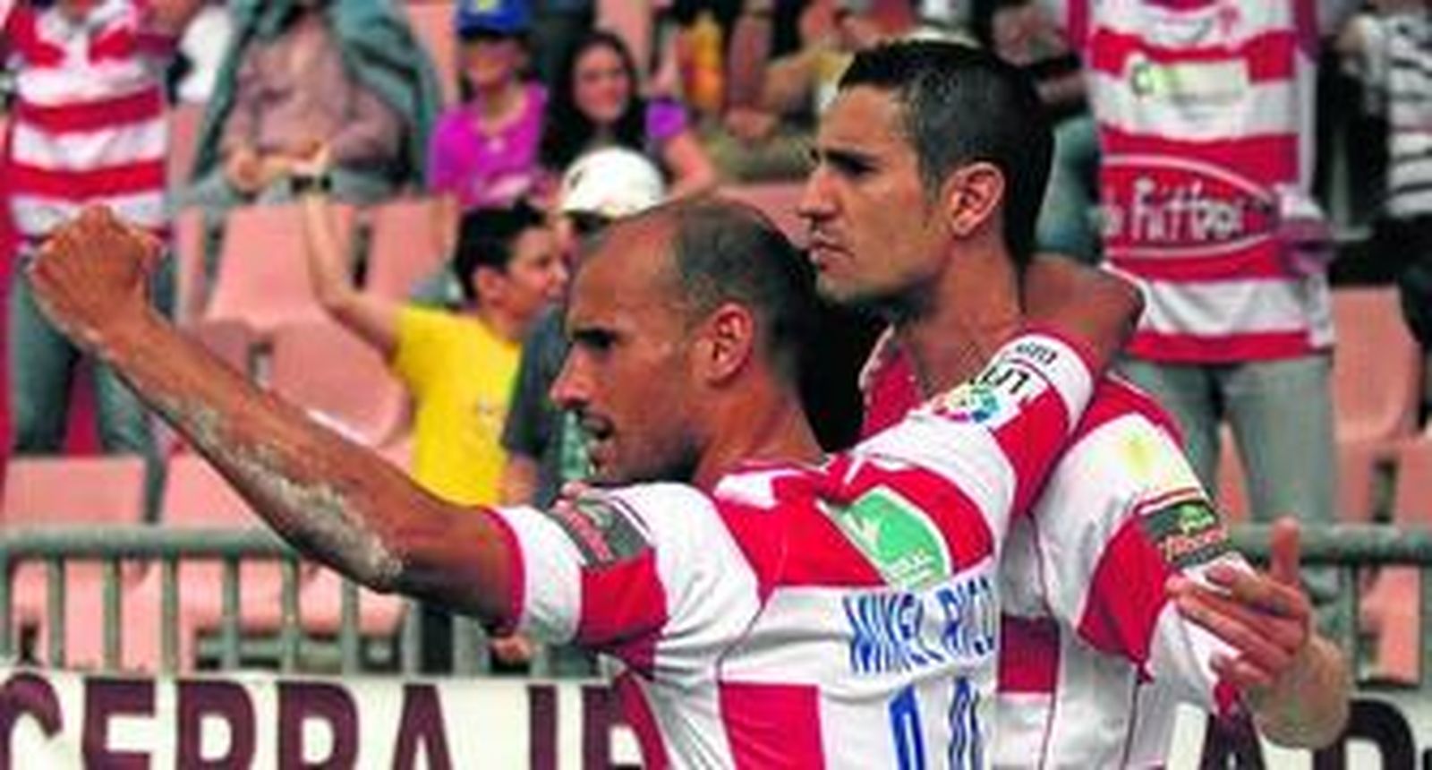 Mikel Rico y Geijo celebran uno de los goles del delantero.