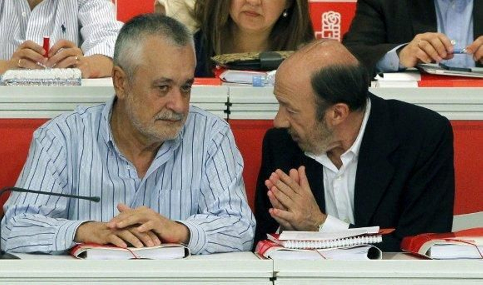 Rubalcaba: "Rajoy está sentado sobre tres volcanes: paro, Bárcenas y Cataluña"