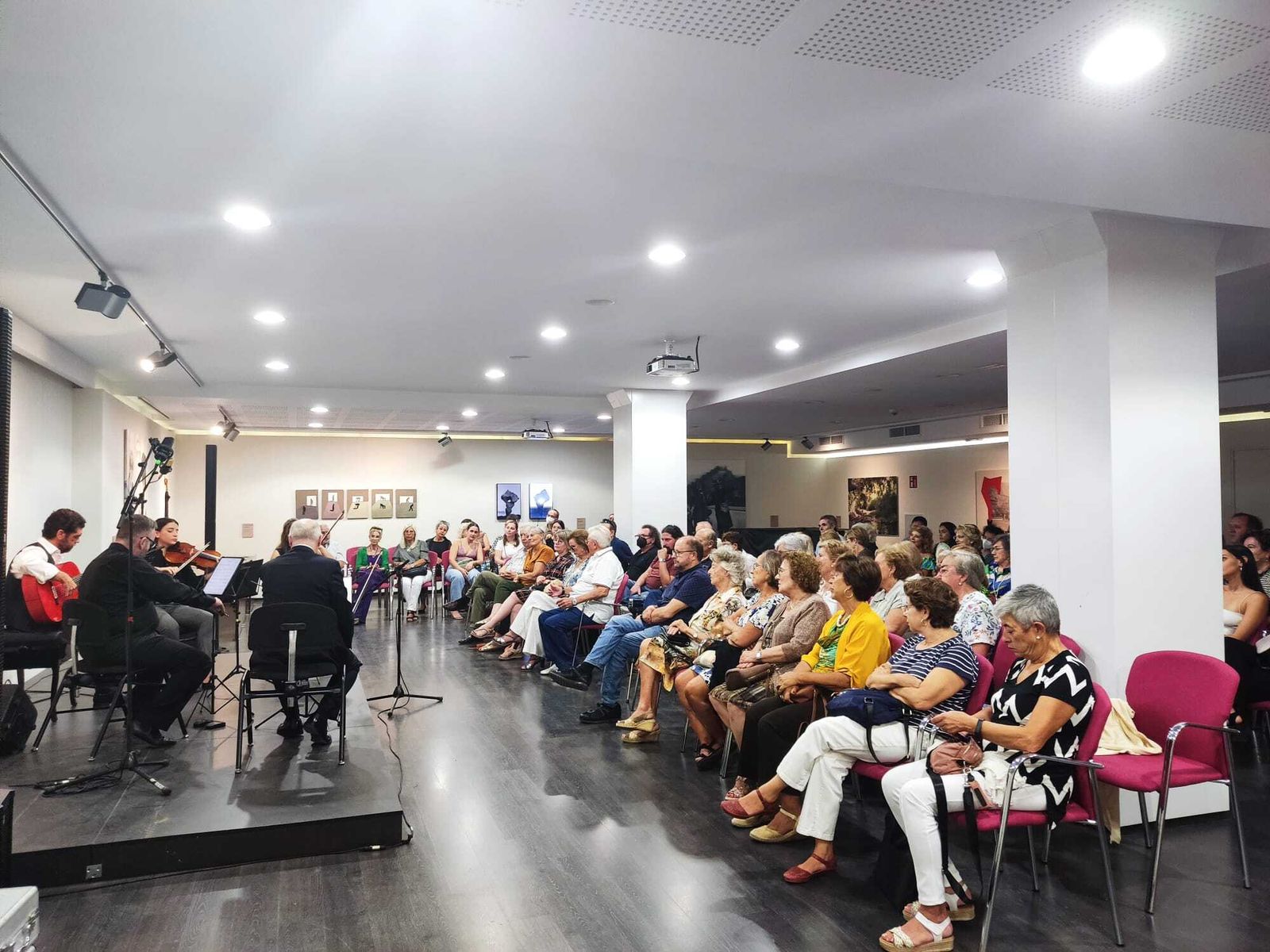 Actuación del Cuarteto de Cuerda de la OCAL con José Carlos Gómez con un salón lleno de público.