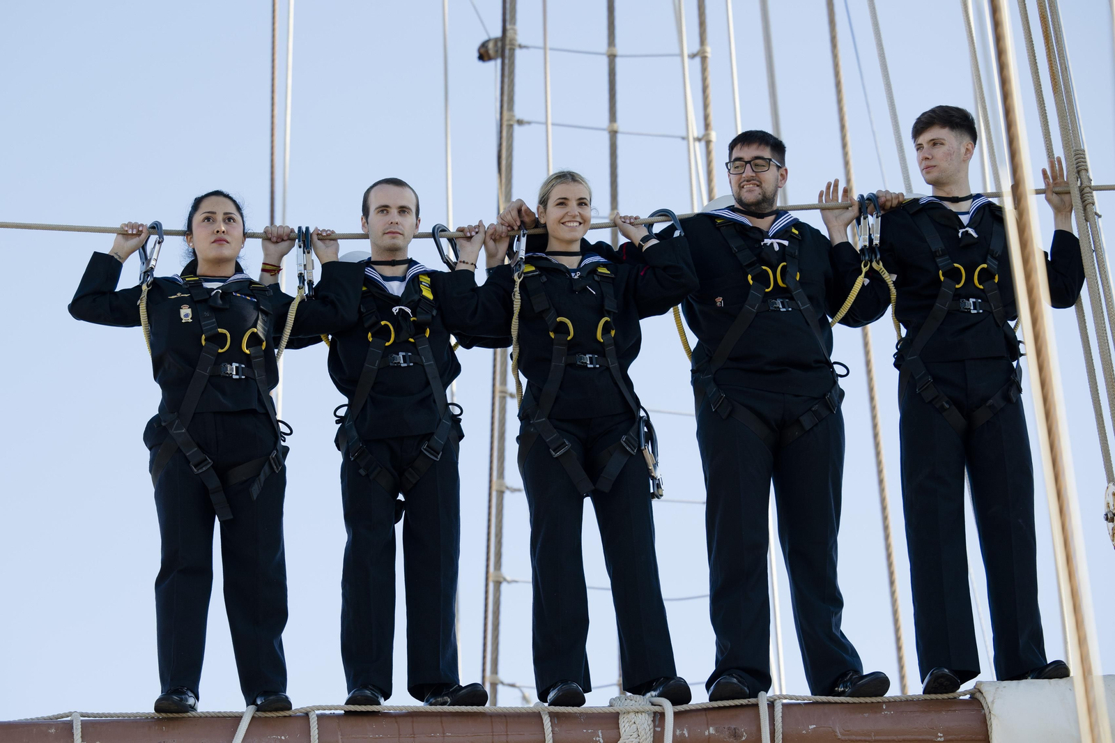 Las imágenes de la salida del buque  "Juan Sebastián de Elcano" del muelle de Cádiz.