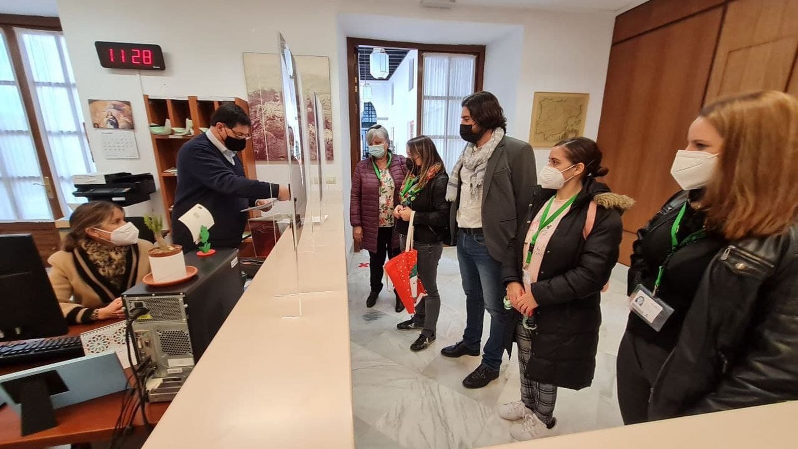 Momento en que representantes del CEIP Pablo Ruiz de Picasso entregan las firmas.