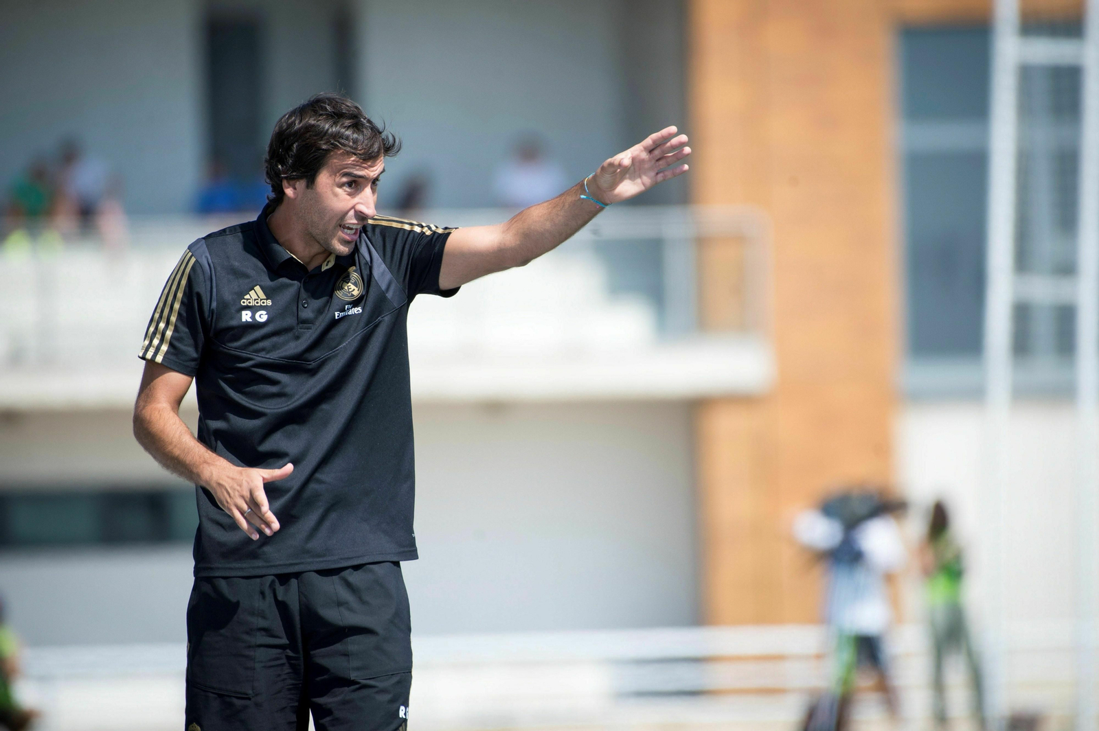 El ex futbolista Raúl González Blanco dirige un partido del Real Madrid-Castilla, equipo que entrena esta temporada.