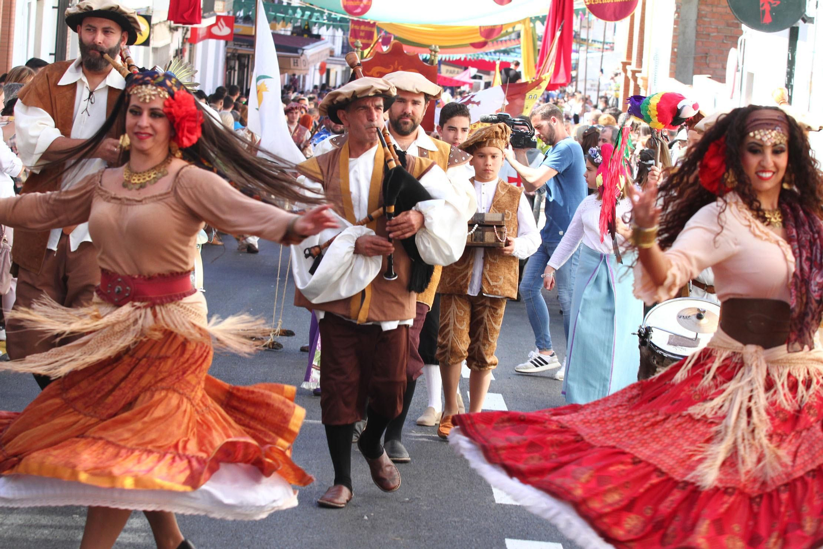 Imágenes del desfile de la XIX Feria Medieval del Descubrimiento, en Palos de la Frontera
