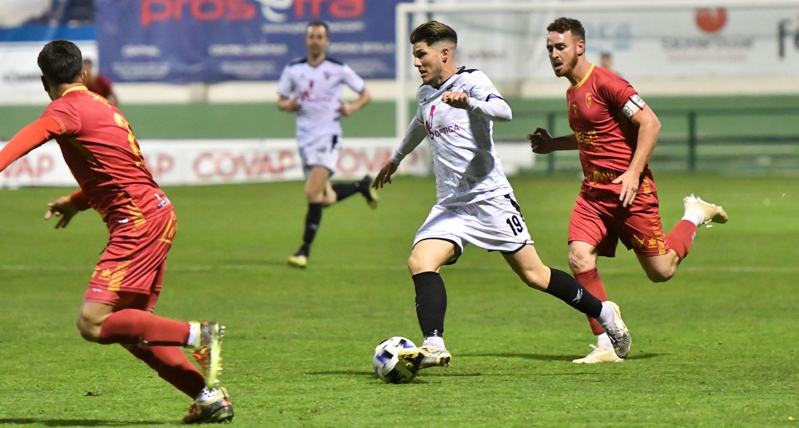 Brian Triviño conduce el balón en un partido del Pozoblanco.