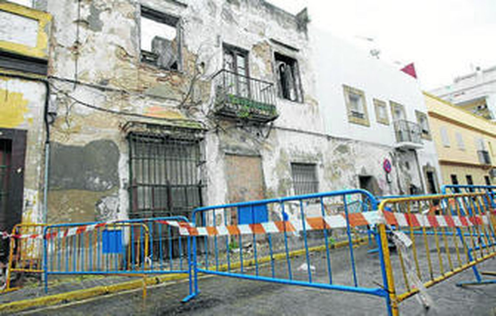 El estado de esta casa de Albareda mantiene la calle cerrada al tráfico desde el pasado verano.