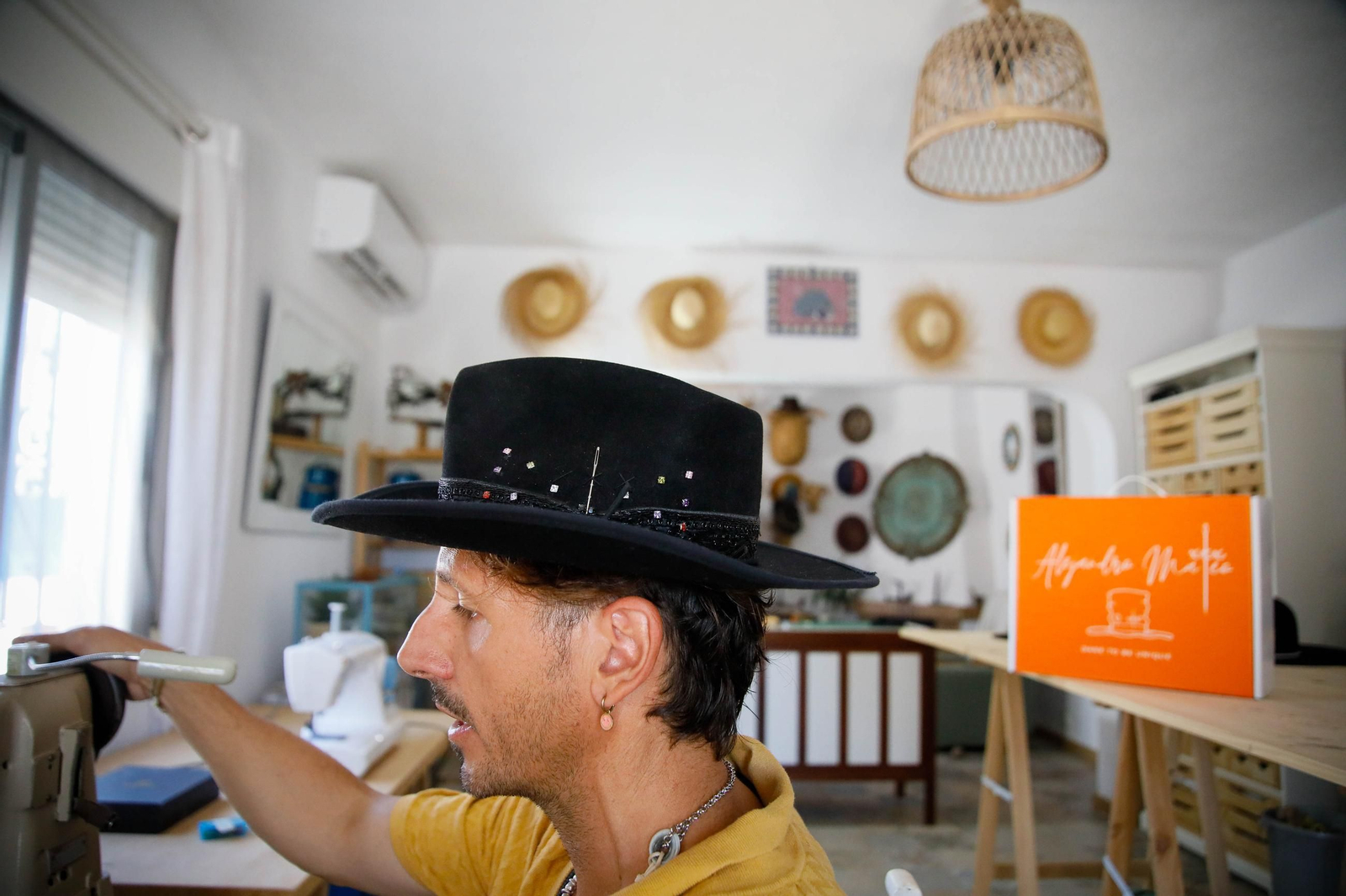 Imágenes del proceso creativo en sombreros de Alejandro Mateo