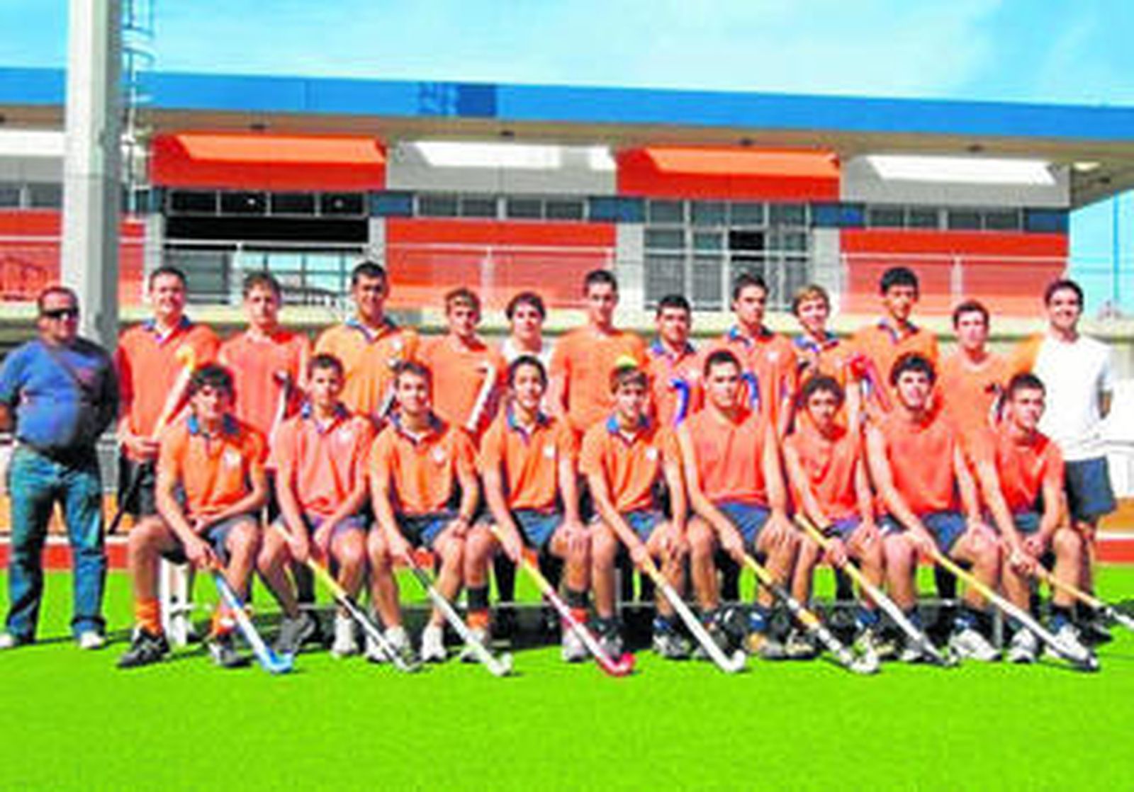 La plantilla isleña que dirige Manuel Carlos Alconchel posa en el Pablo Negre.