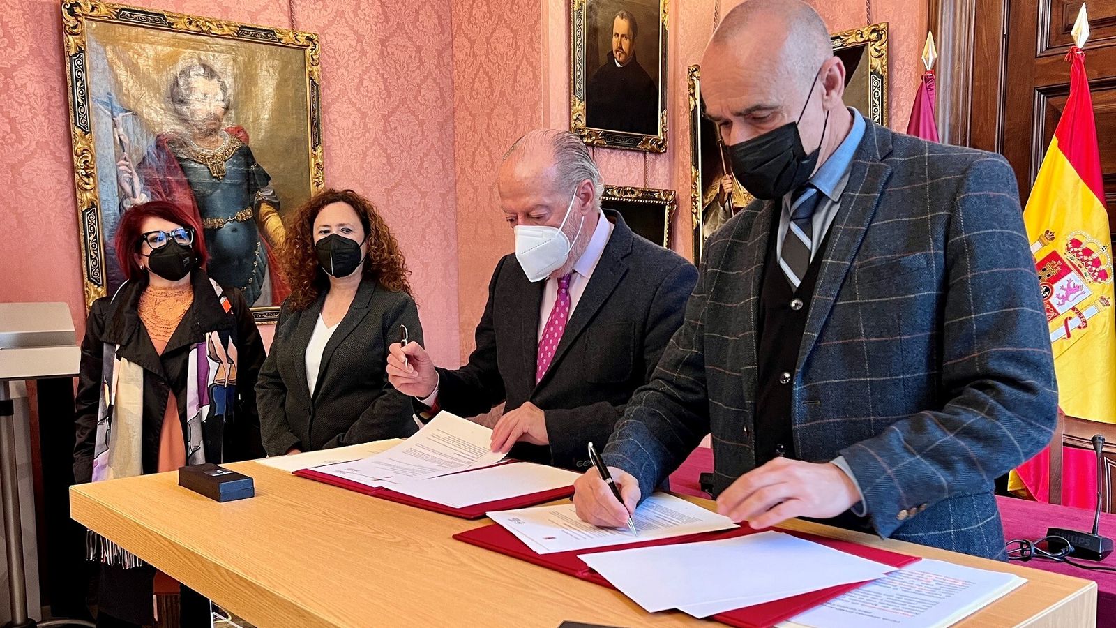 Fernando Rodríguez Villalobos y Antonio Muñoz en la firma de la cesión de inmueble por 75 años.