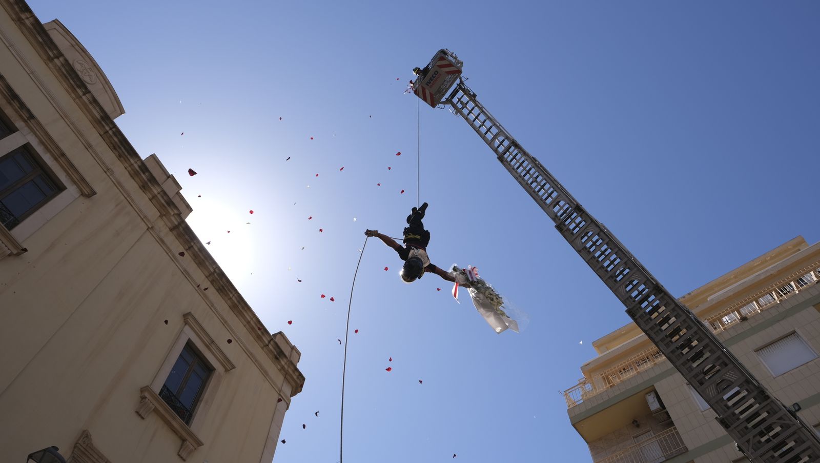 Imágenes de la ofrenda floral a la Virgen del Mar. Feria de Almería 2022