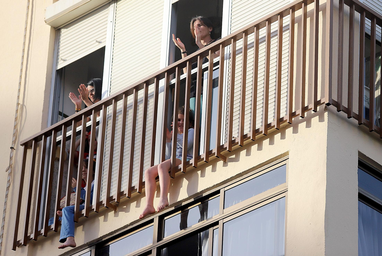 Imágenes del homenaje a los sanitarios de los vecinos de los Rosales