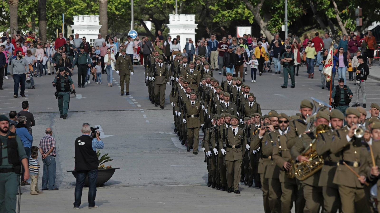 Las mejores fotos del desfile militar del Dos de Mayo en San Roque