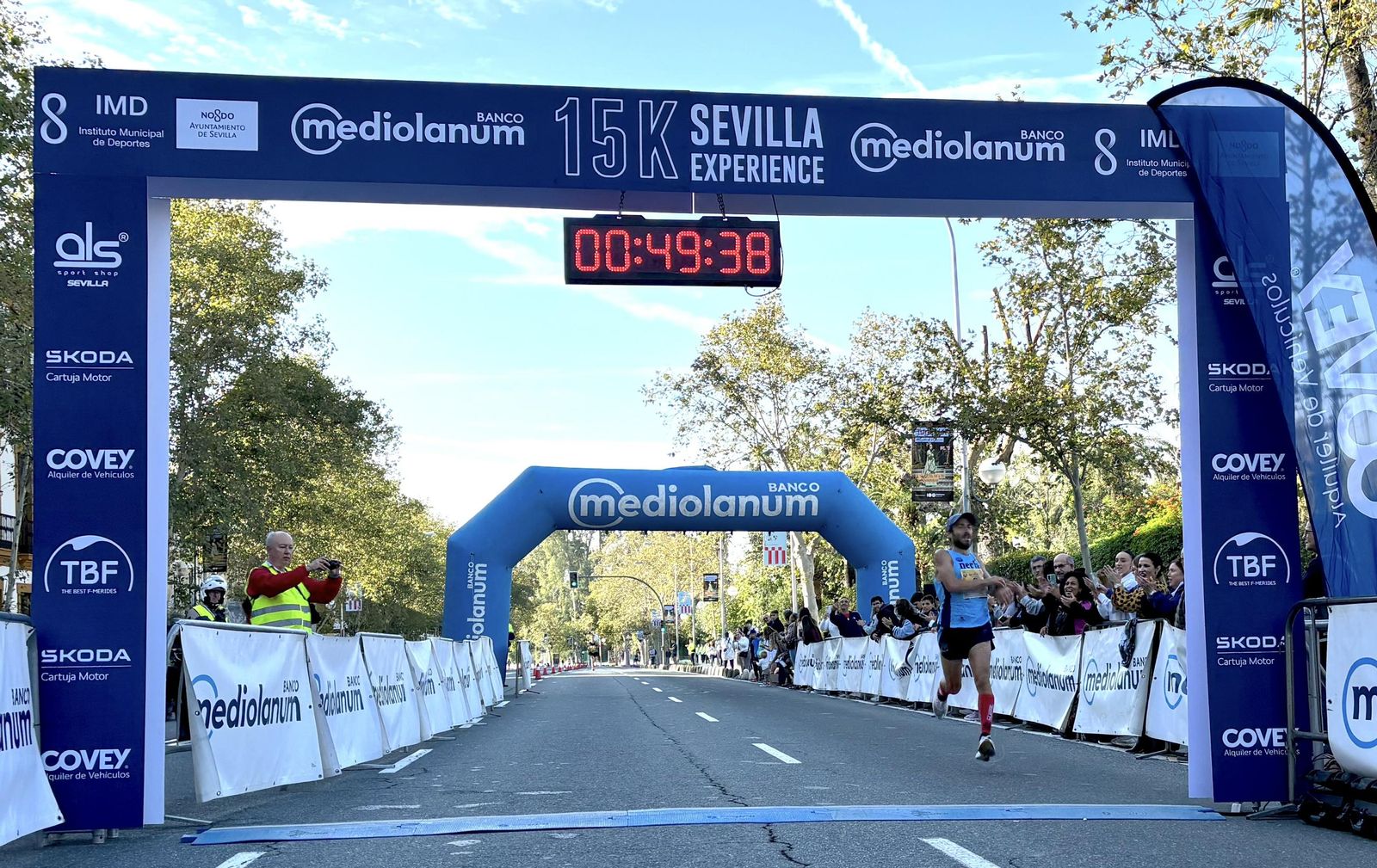 Rubén Álvarez, ganador masculino, entra en la línea de meta por debajo de los 50 minutos.
