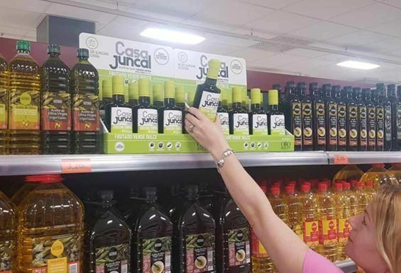 Botellas de Casa Juncal en el lineal de Mercadona.